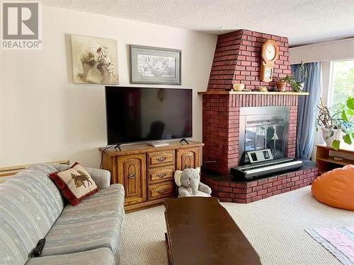 1292 Coalmine Road, Telkwa, BC - Indoor Photo Showing Living Room