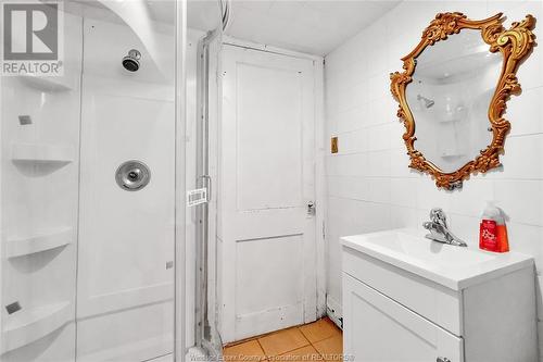 2268 Victoria, Windsor, ON - Indoor Photo Showing Bathroom