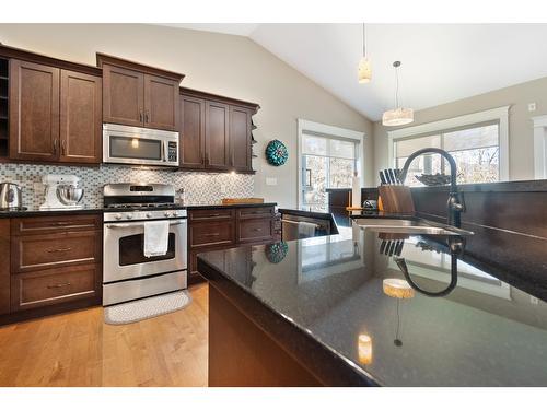 3713 Powell Road, Castlegar, BC - Indoor Photo Showing Kitchen
