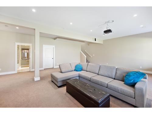 3713 Powell Road, Castlegar, BC - Indoor Photo Showing Living Room