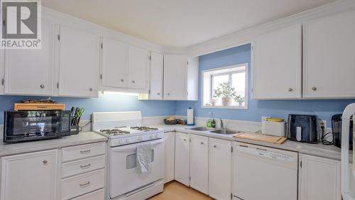 11337 Reiswig Road, Lake Country, BC - Indoor Photo Showing Kitchen With Double Sink