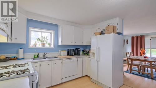 11337 Reiswig Road, Lake Country, BC - Indoor Photo Showing Kitchen With Double Sink