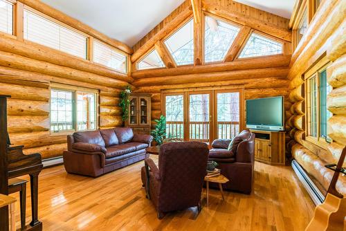3150 Hanna Creek Road, Warfield, BC - Indoor Photo Showing Living Room