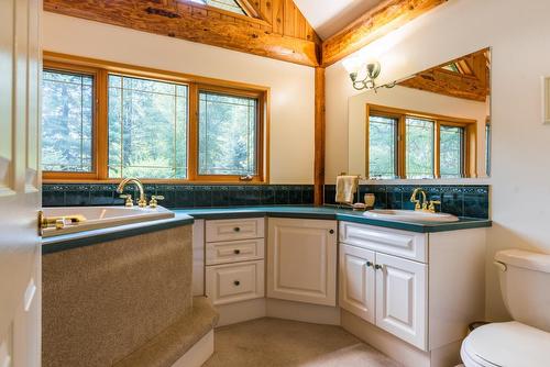 3150 Hanna Creek Road, Warfield, BC - Indoor Photo Showing Bathroom