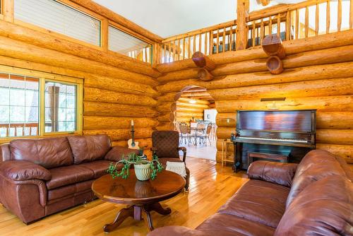 3150 Hanna Creek Road, Warfield, BC - Indoor Photo Showing Living Room