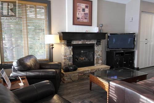 272 Chicopee Road Unit# 14B, Vernon, BC - Indoor Photo Showing Living Room With Fireplace