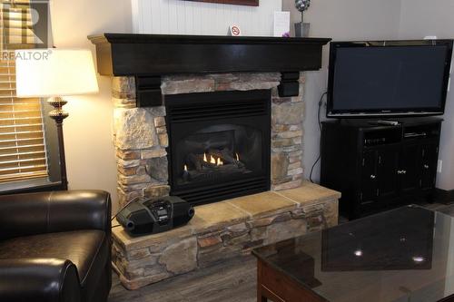 272 Chicopee Road Unit# 14B, Vernon, BC - Indoor Photo Showing Living Room With Fireplace