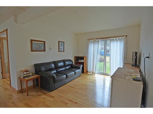 124 Lake Avenue, Silverton, BC - Indoor Photo Showing Living Room