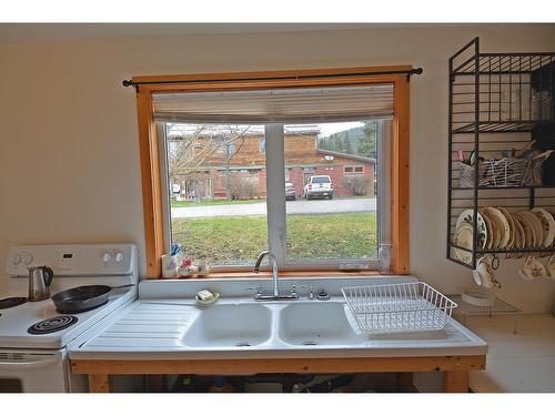 124 Lake Avenue, Silverton, BC - Indoor Photo Showing Kitchen With Double Sink
