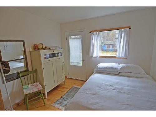 124 Lake Avenue, Silverton, BC - Indoor Photo Showing Bedroom