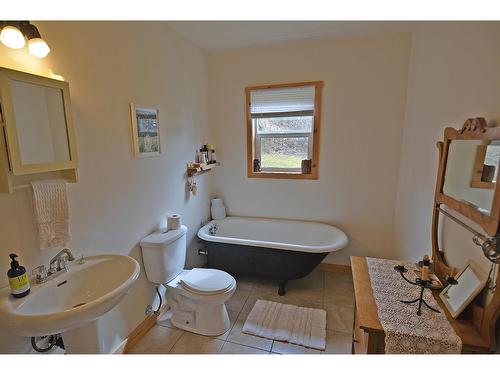 124 Lake Avenue, Silverton, BC - Indoor Photo Showing Bathroom