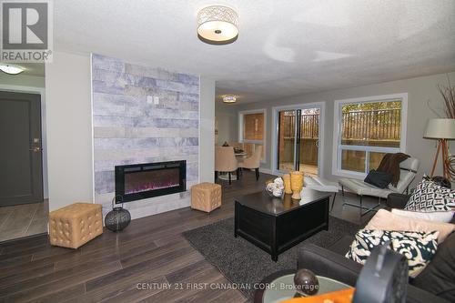 1005 Notre Dame Dr, London, ON - Indoor Photo Showing Living Room With Fireplace