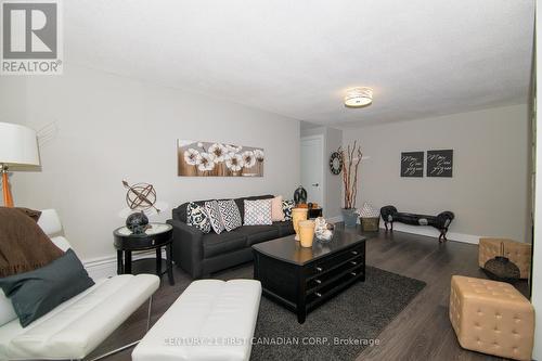 1005 Notre Dame Drive, London, ON - Indoor Photo Showing Living Room