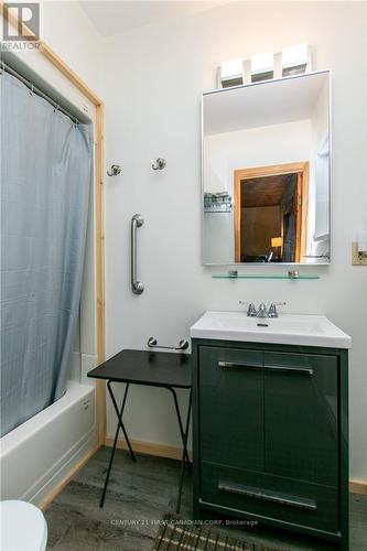 2096 Bruce Rd 9 Rd, Northern Bruce Peninsula, ON - Indoor Photo Showing Bathroom