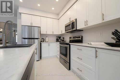 27 Robb Thompson Rd, East Gwillimbury, ON - Indoor Photo Showing Kitchen With Stainless Steel Kitchen