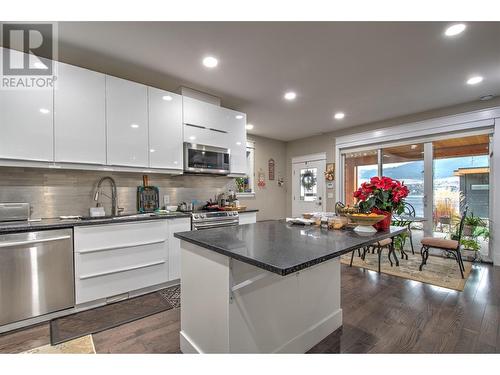 7509 Kennedy Lane, Vernon, BC - Indoor Photo Showing Kitchen With Stainless Steel Kitchen With Upgraded Kitchen