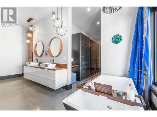 2559 Panoramic Way, Blind Bay, BC - Indoor Photo Showing Bathroom