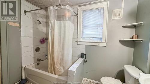 473 Elm, Windsor, ON - Indoor Photo Showing Bathroom