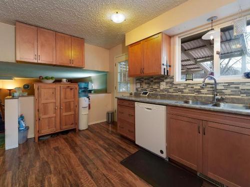 275 Puett Ranch Road, Kamloops, BC - Indoor Photo Showing Kitchen With Double Sink