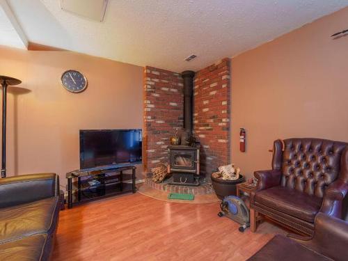 275 Puett Ranch Road, Kamloops, BC - Indoor Photo Showing Living Room With Fireplace