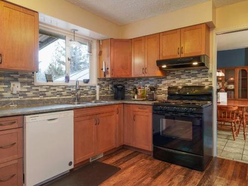 275 Puett Ranch Road, Kamloops, BC - Indoor Photo Showing Kitchen With Double Sink