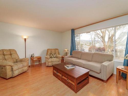 275 Puett Ranch Road, Kamloops, BC - Indoor Photo Showing Living Room
