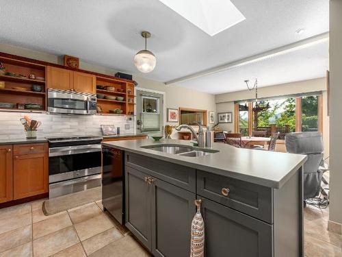 637 Cedar Cres, Ashcroft, BC - Indoor Photo Showing Kitchen With Double Sink