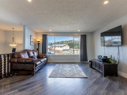 237 Juniper Place, Logan Lake, BC - Indoor Photo Showing Living Room