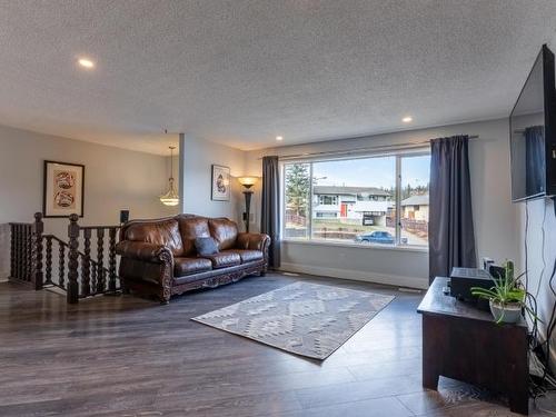 237 Juniper Place, Logan Lake, BC - Indoor Photo Showing Living Room