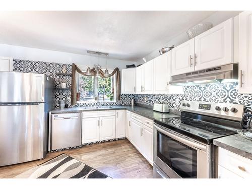 853 Birchmont Drive, Creston, BC - Indoor Photo Showing Kitchen