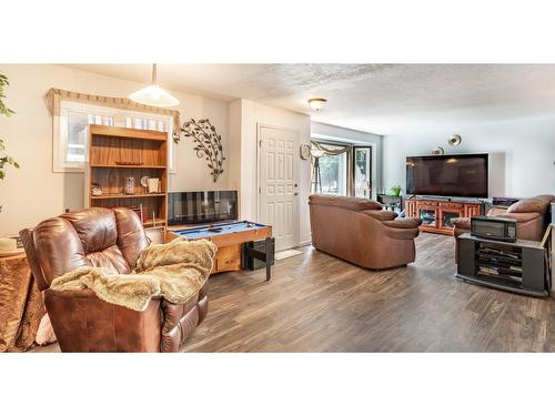 853 Birchmont Drive, Creston, BC - Indoor Photo Showing Living Room