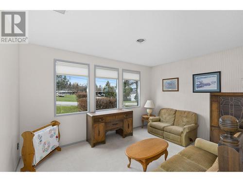 3574 East Vernon Road, Vernon, BC - Indoor Photo Showing Living Room