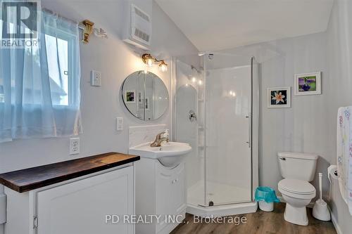 32 & 33 Hazel St, Kawartha Lakes, ON - Indoor Photo Showing Bathroom