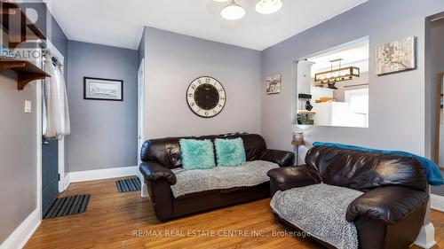 26 Clarence Street, Brampton, ON - Indoor Photo Showing Living Room