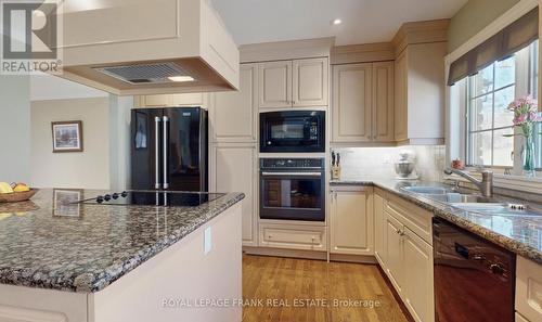 75 Woodbridge Circ, Scugog, ON - Indoor Photo Showing Kitchen With Double Sink With Upgraded Kitchen