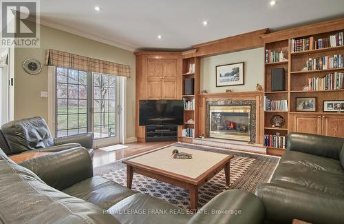 75 Woodbridge Circ, Scugog, ON - Indoor Photo Showing Living Room With Fireplace