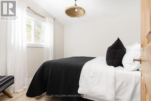 1049 Grouse Grve, Algonquin Highlands, ON - Indoor Photo Showing Bedroom