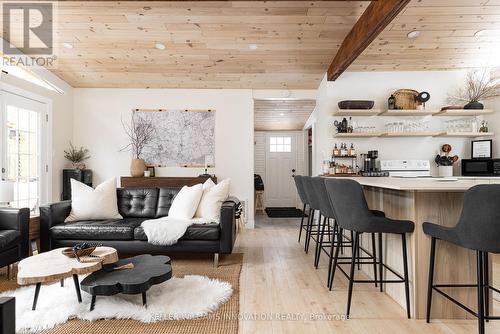 1049 Grouse Grve, Algonquin Highlands, ON - Indoor Photo Showing Living Room