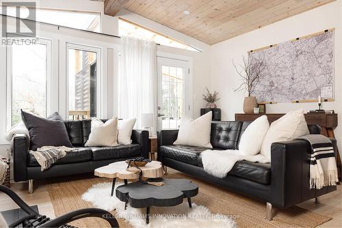 1049 Grouse Grve, Algonquin Highlands, ON - Indoor Photo Showing Living Room