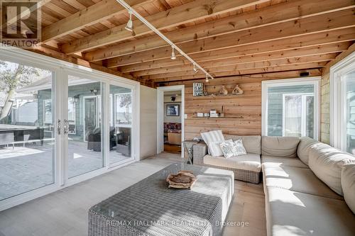 537-A Eagle Road, Georgina Islands, ON - Indoor Photo Showing Living Room