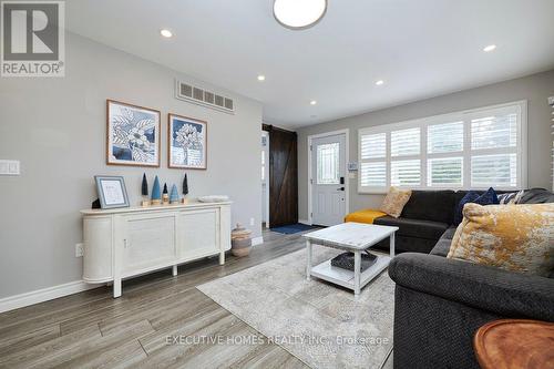 30 Winterset Avenue, Tiny, ON - Indoor Photo Showing Living Room