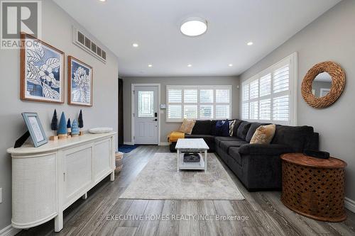 30 Winterset Avenue, Tiny, ON - Indoor Photo Showing Living Room