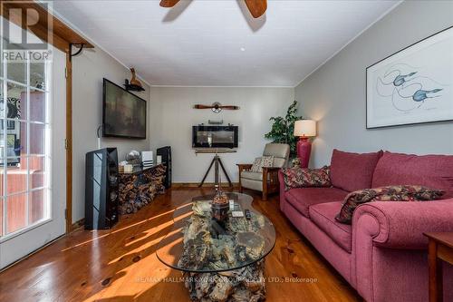 6238 Bluebird Street, Ramara, ON - Indoor Photo Showing Living Room