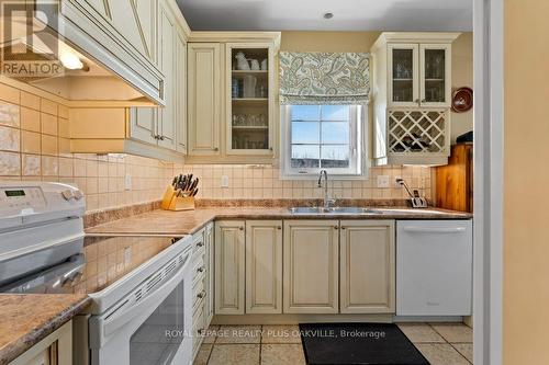 2468 Sutton Dr, Burlington, ON - Indoor Photo Showing Kitchen With Double Sink