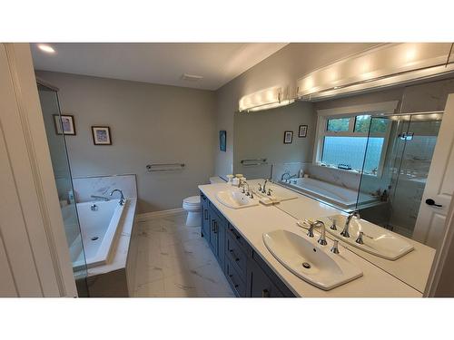 220 Chase Rd, Christina Lake, BC - Indoor Photo Showing Bathroom