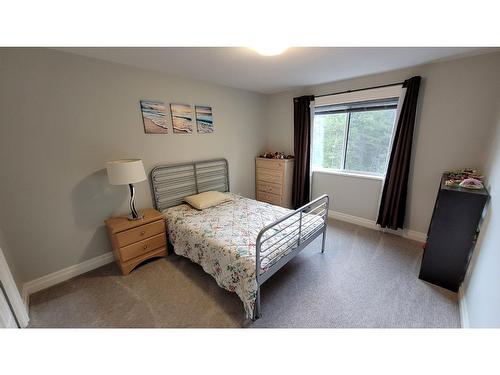 220 Chase Rd, Christina Lake, BC - Indoor Photo Showing Bedroom