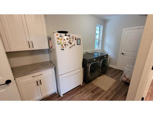 220 Chase Rd, Christina Lake, BC - Indoor Photo Showing Laundry Room
