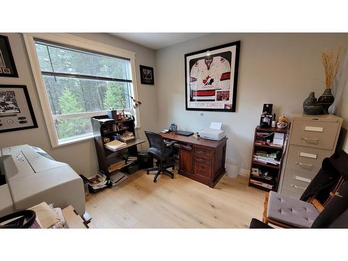 220 Chase Rd, Christina Lake, BC - Indoor Photo Showing Office