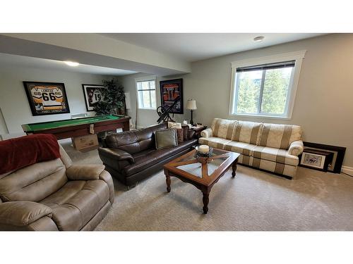 220 Chase Rd, Christina Lake, BC - Indoor Photo Showing Living Room