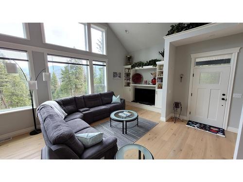 220 Chase Rd, Christina Lake, BC - Indoor Photo Showing Living Room
